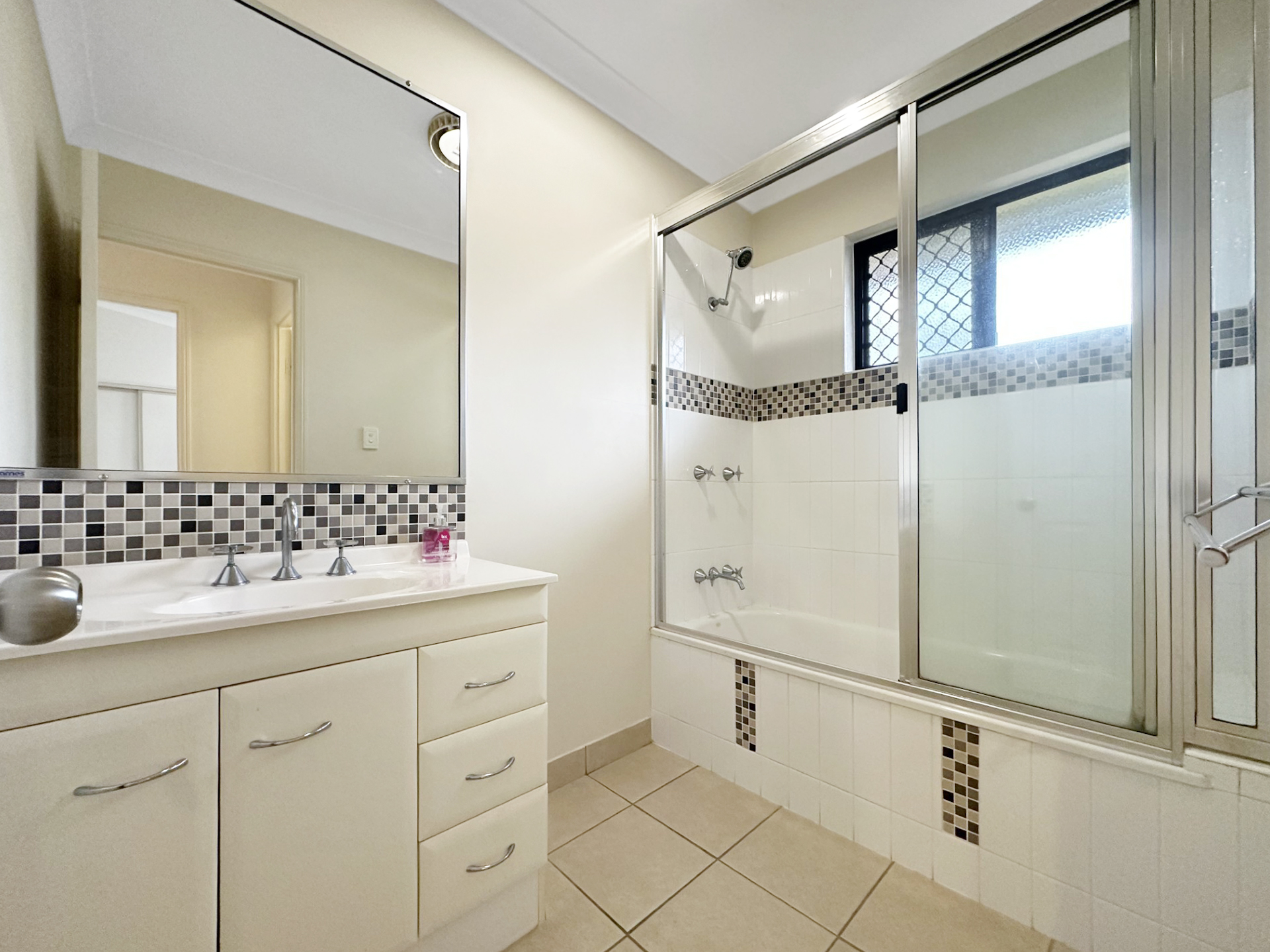 13 Bel Air Avenue, KIRWAN, QLD 4817 AUS