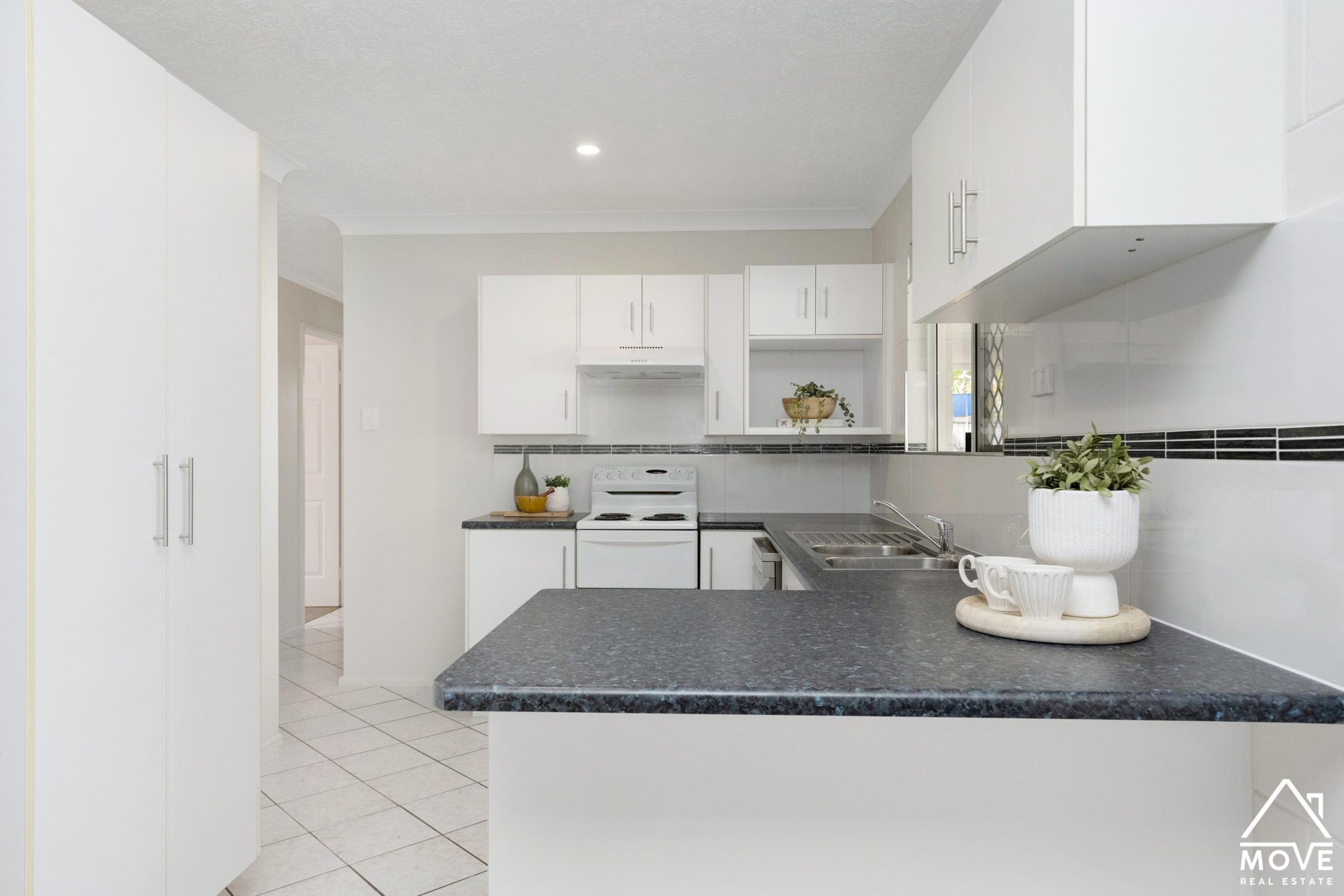5 Saxby Crescent, MOUNT LOUISA, QLD 4814 AUS