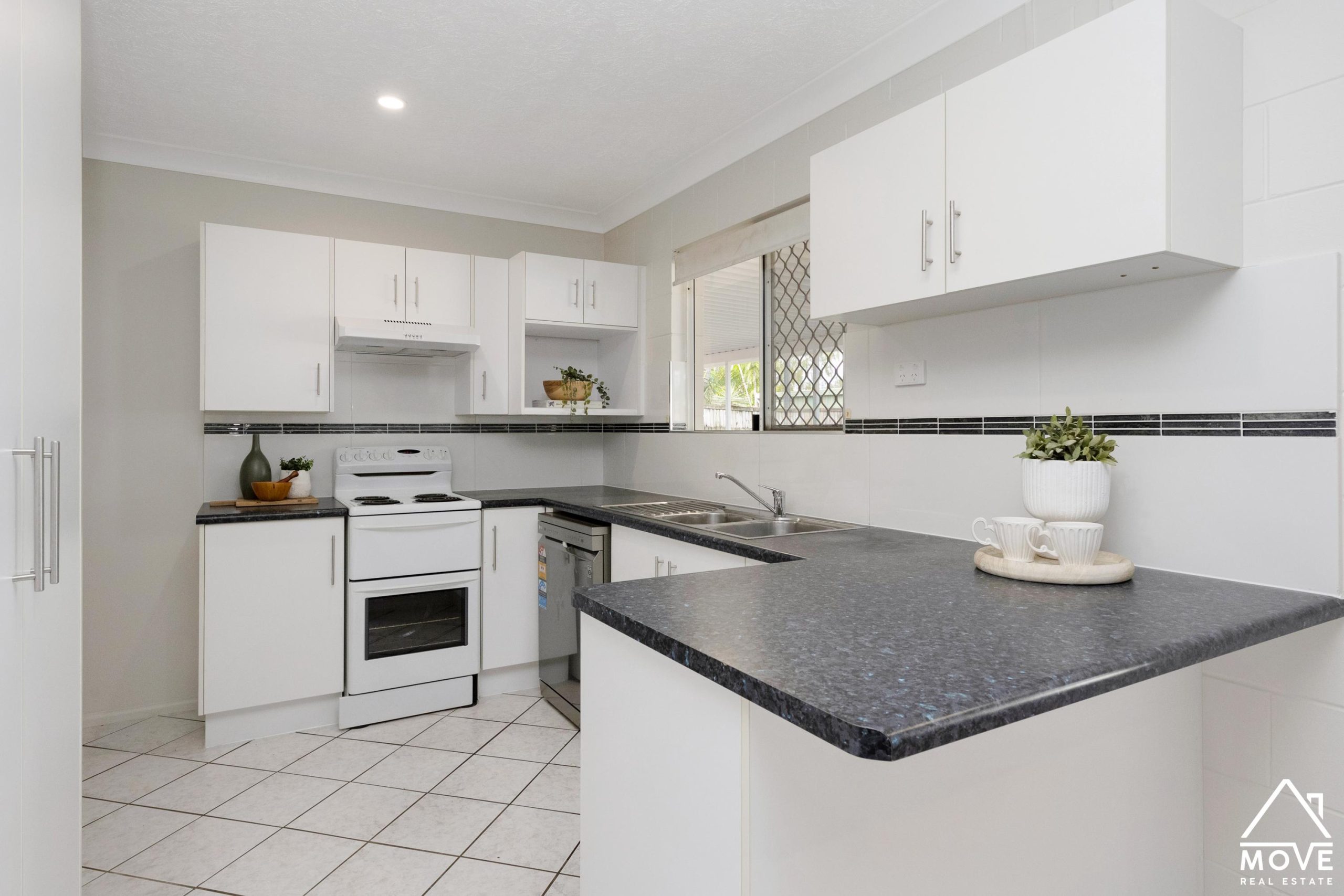 5 Saxby Crescent, MOUNT LOUISA, QLD 4814 AUS