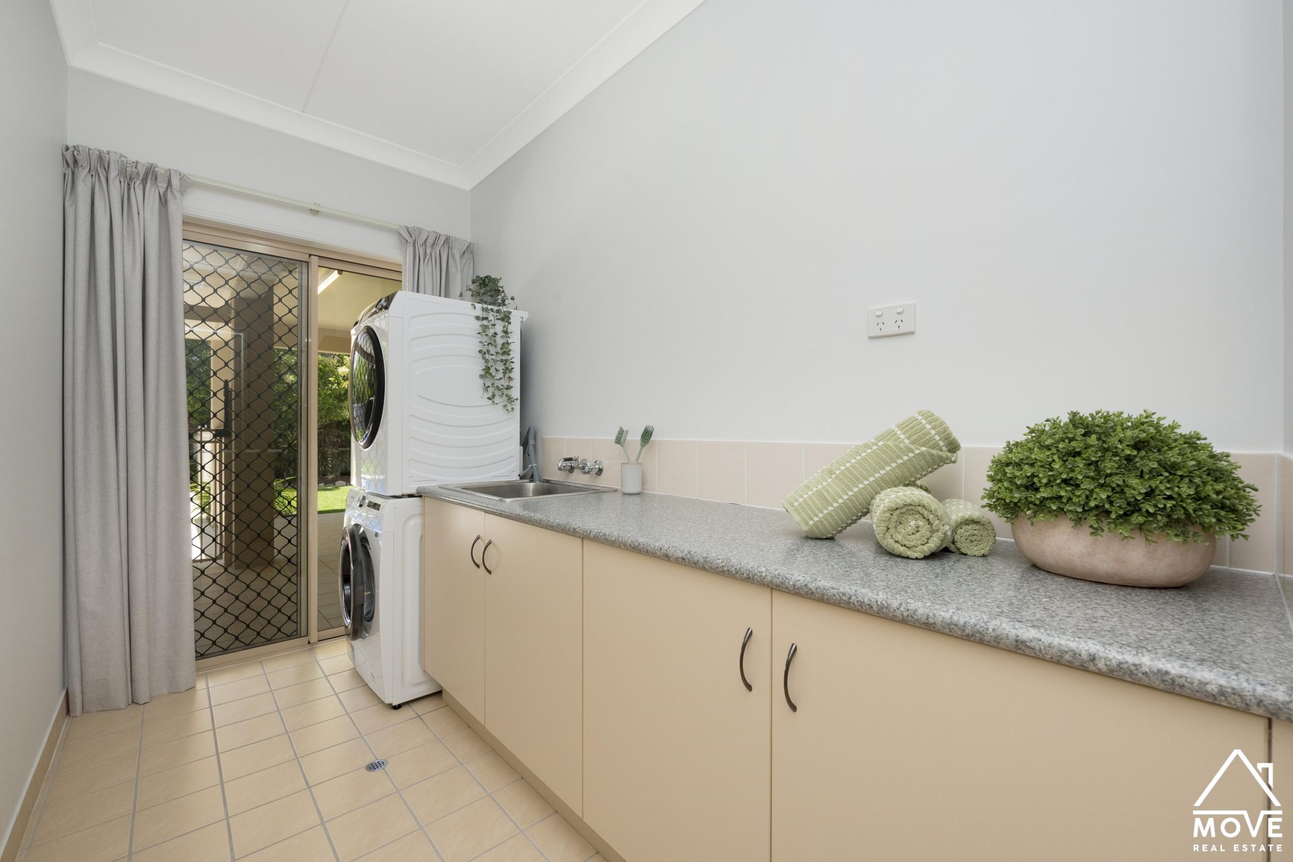 47 Bamboo Crescent, MOUNT LOUISA, QLD 4814 AUS