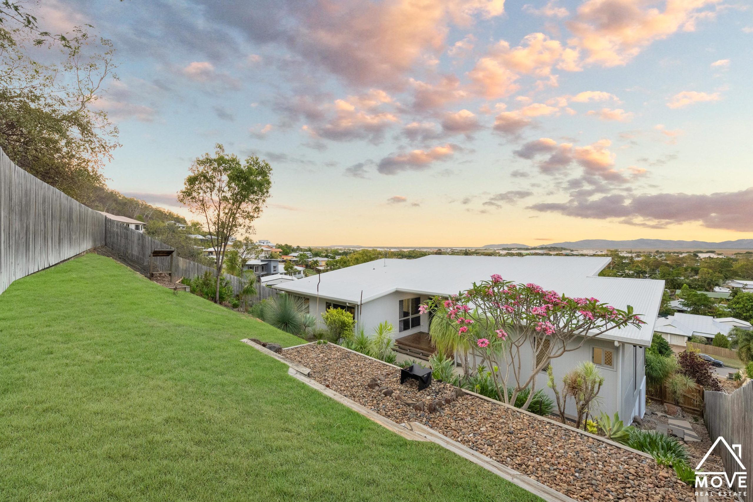 35 Nettleton Street, MOUNT LOUISA, QLD 4814 AUS