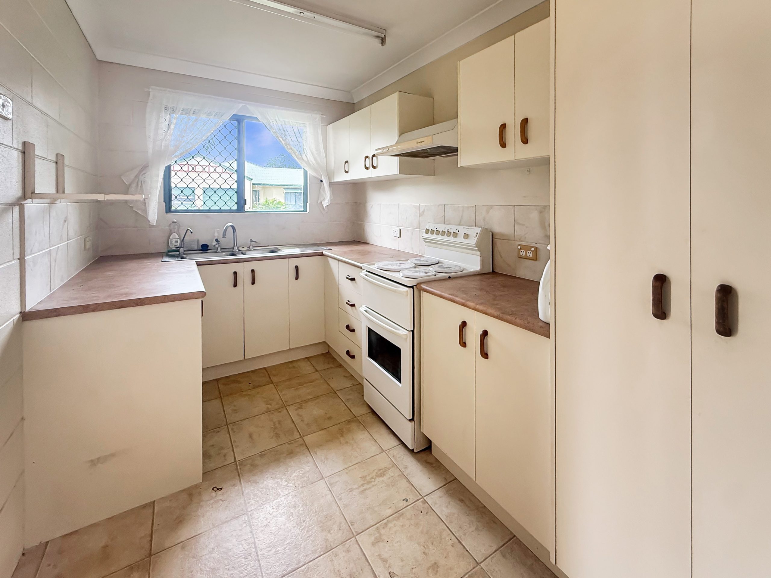 2/15 Xavier Court, RAILWAY ESTATE, QLD 4810 AUS