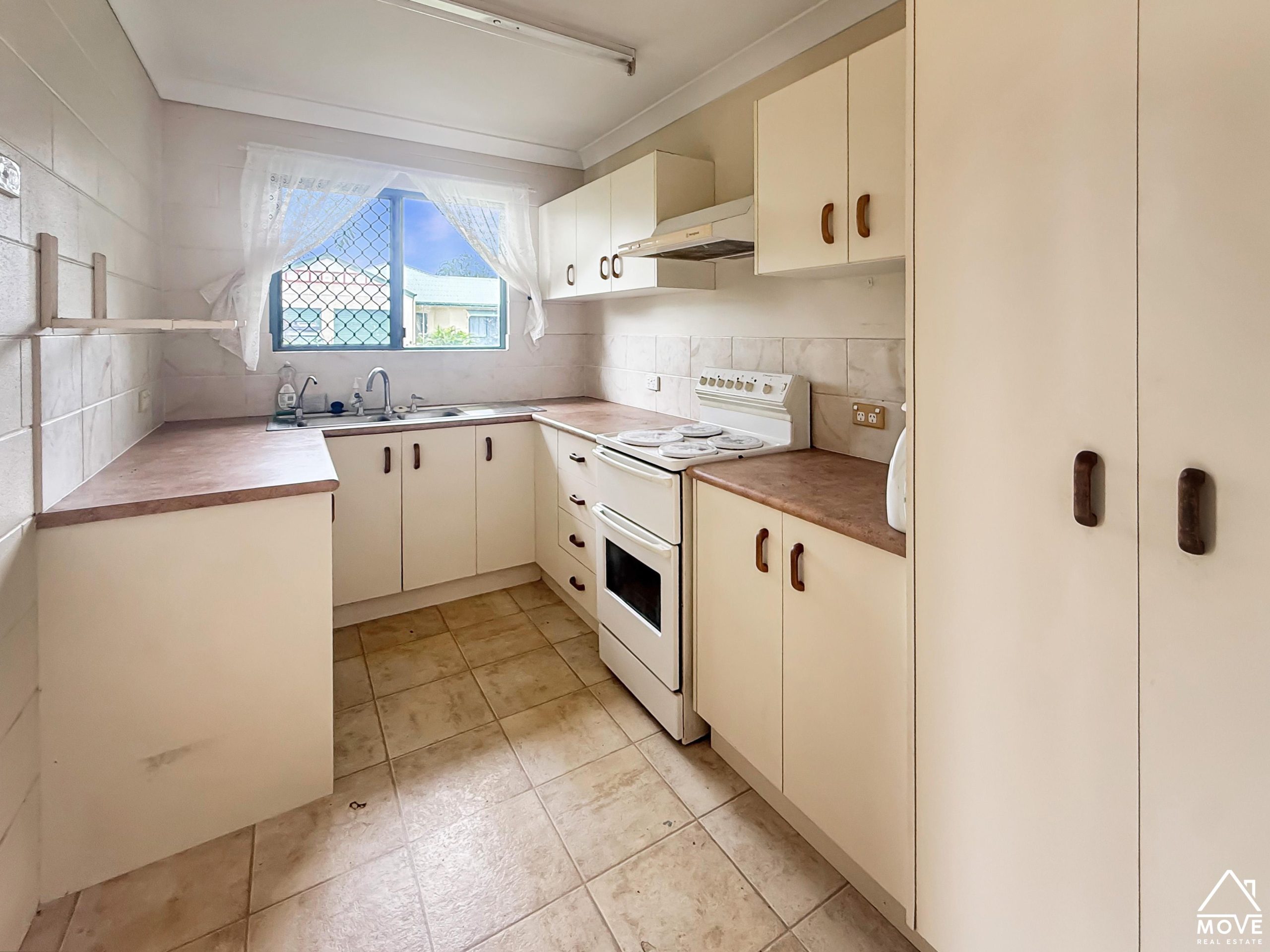 2/15 Xavier Court, RAILWAY ESTATE, QLD 4810 AUS