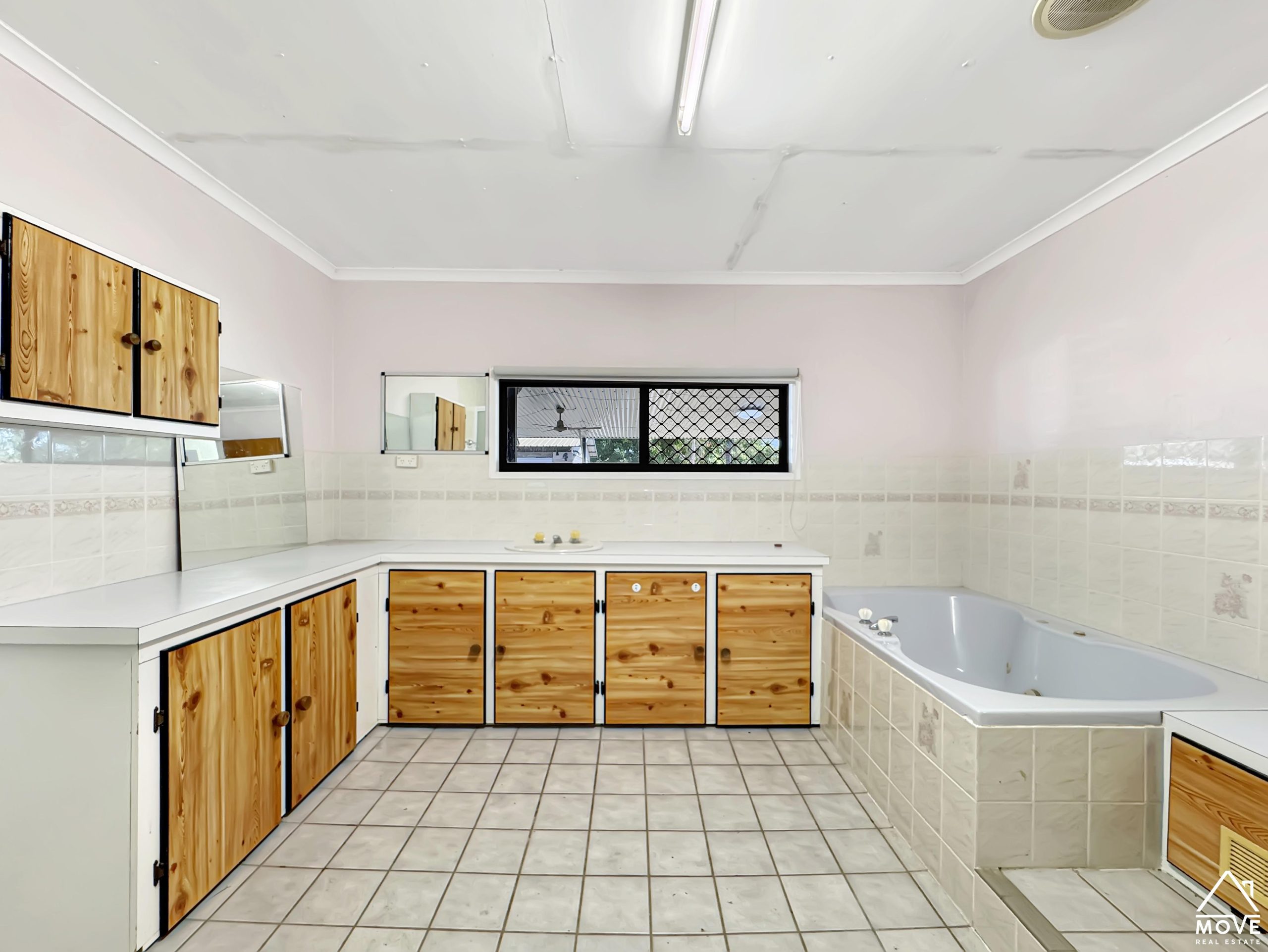 4 Lister Street, MOSMAN PARK, QLD 4820 AUS