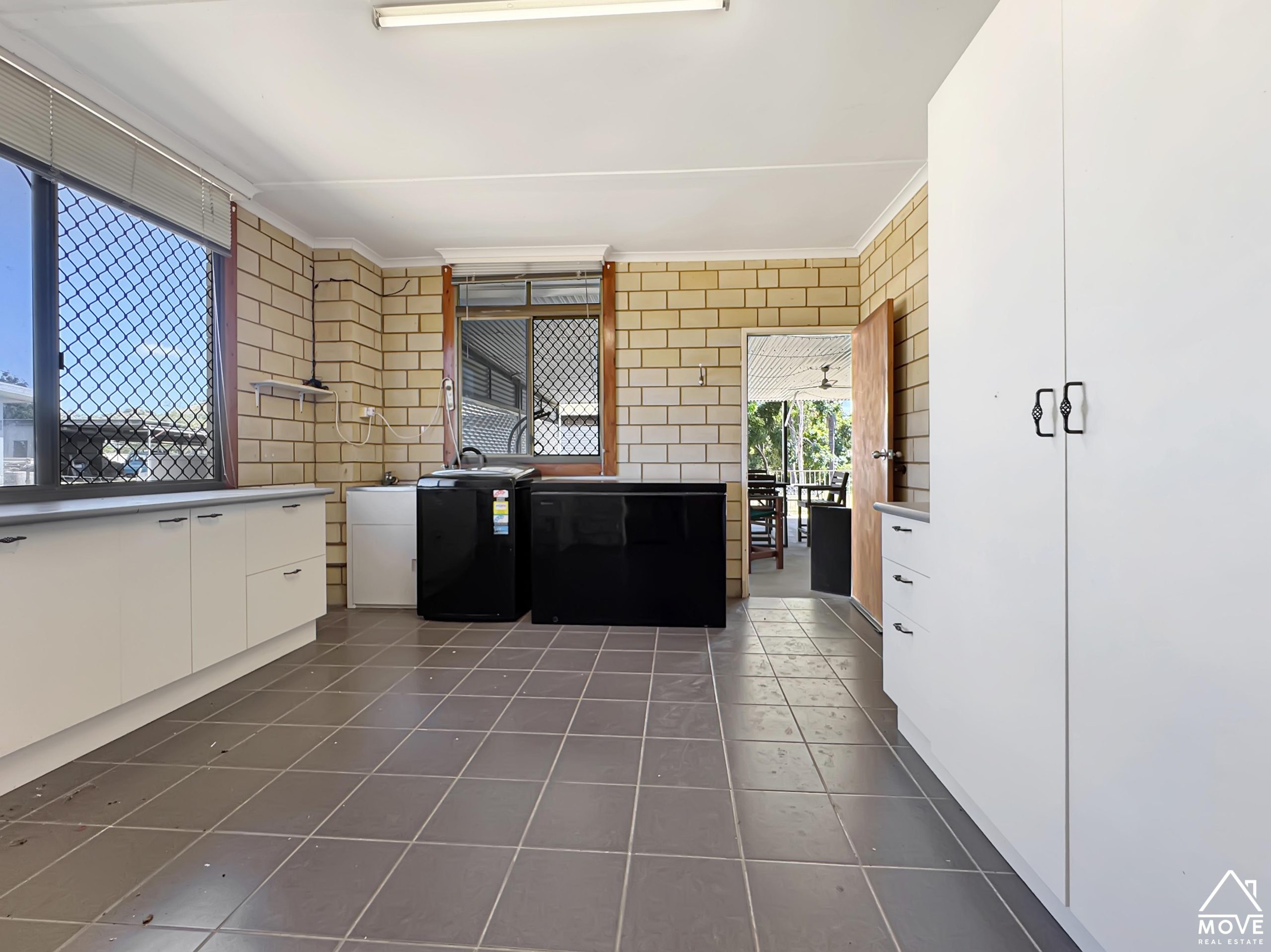 4 Lister Street, MOSMAN PARK, QLD 4820 AUS