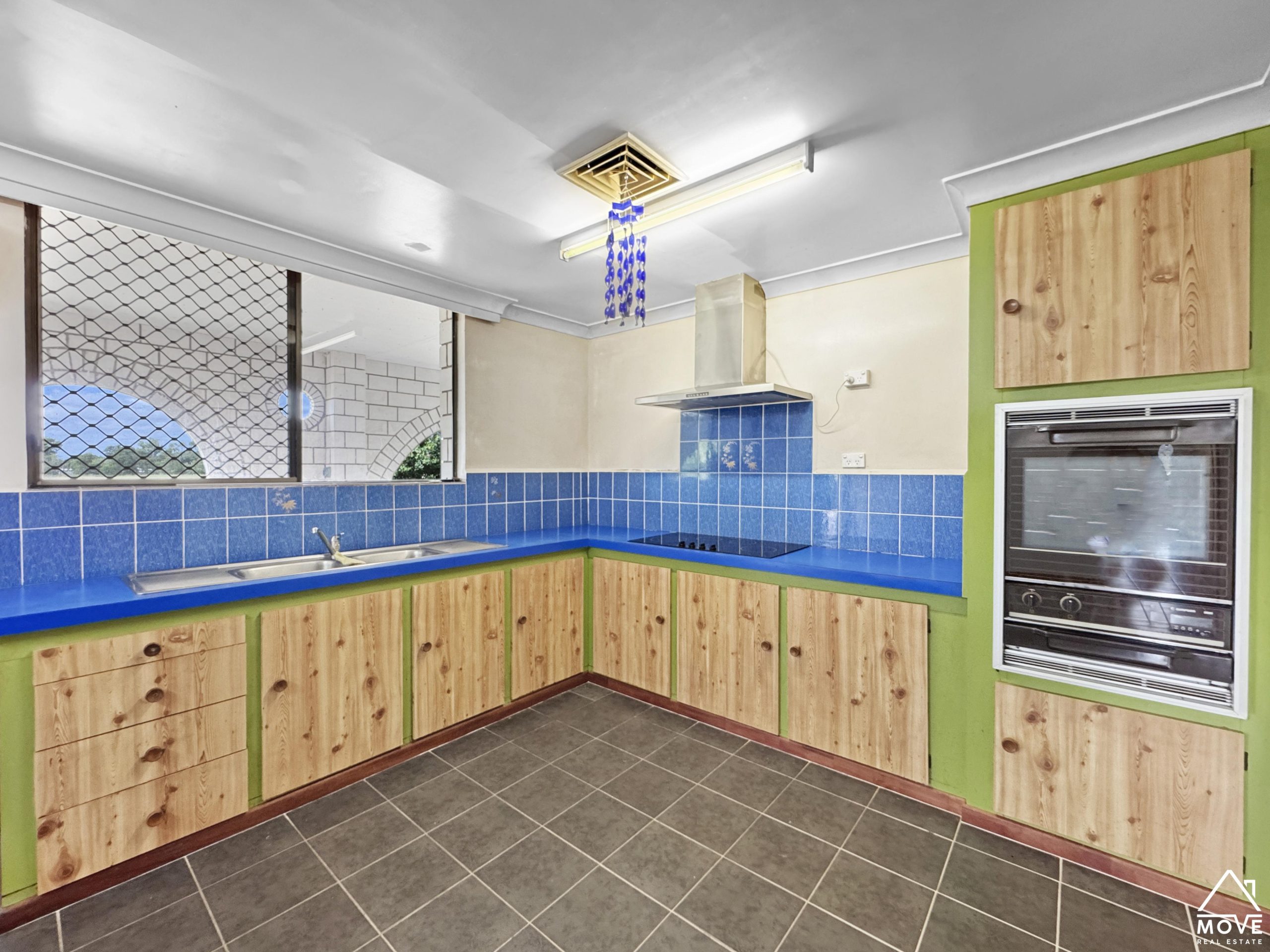 2 Lister Street, MOSMAN PARK, QLD 4820 AUS